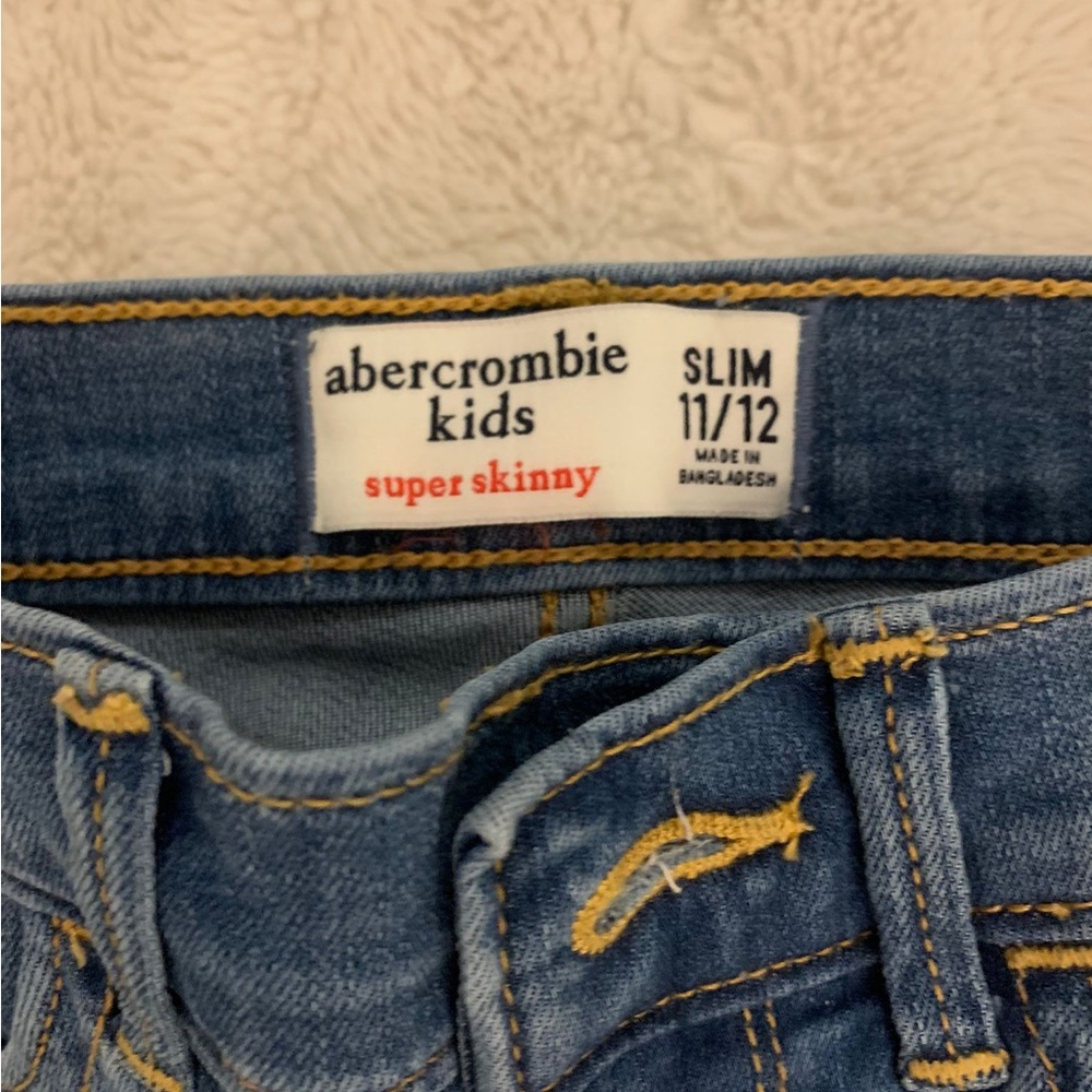 Abercrombie girl’s skinny jeans.